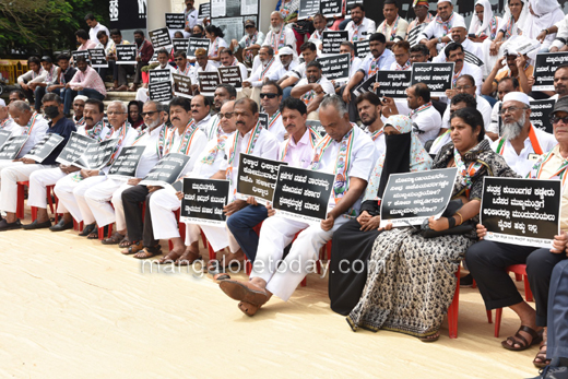 Congress silent protest
